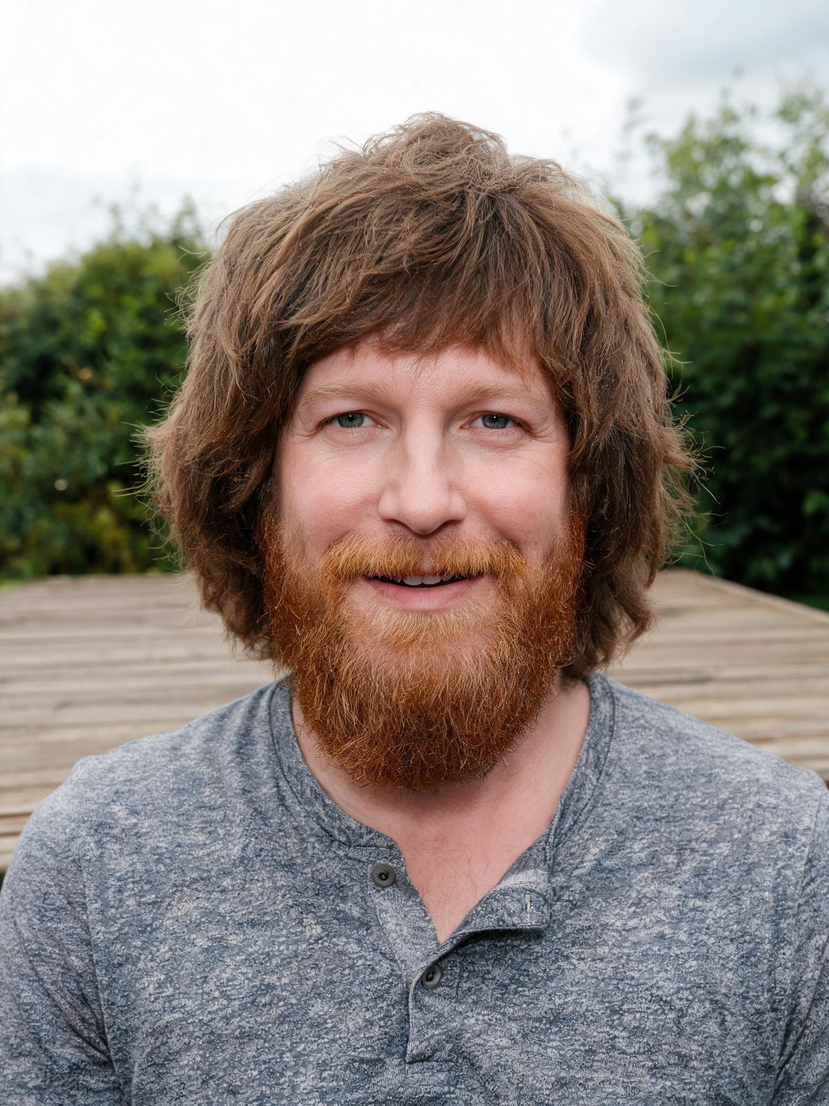 Foto de un hombre antes de editar el corte: pelo crecido y barba completa