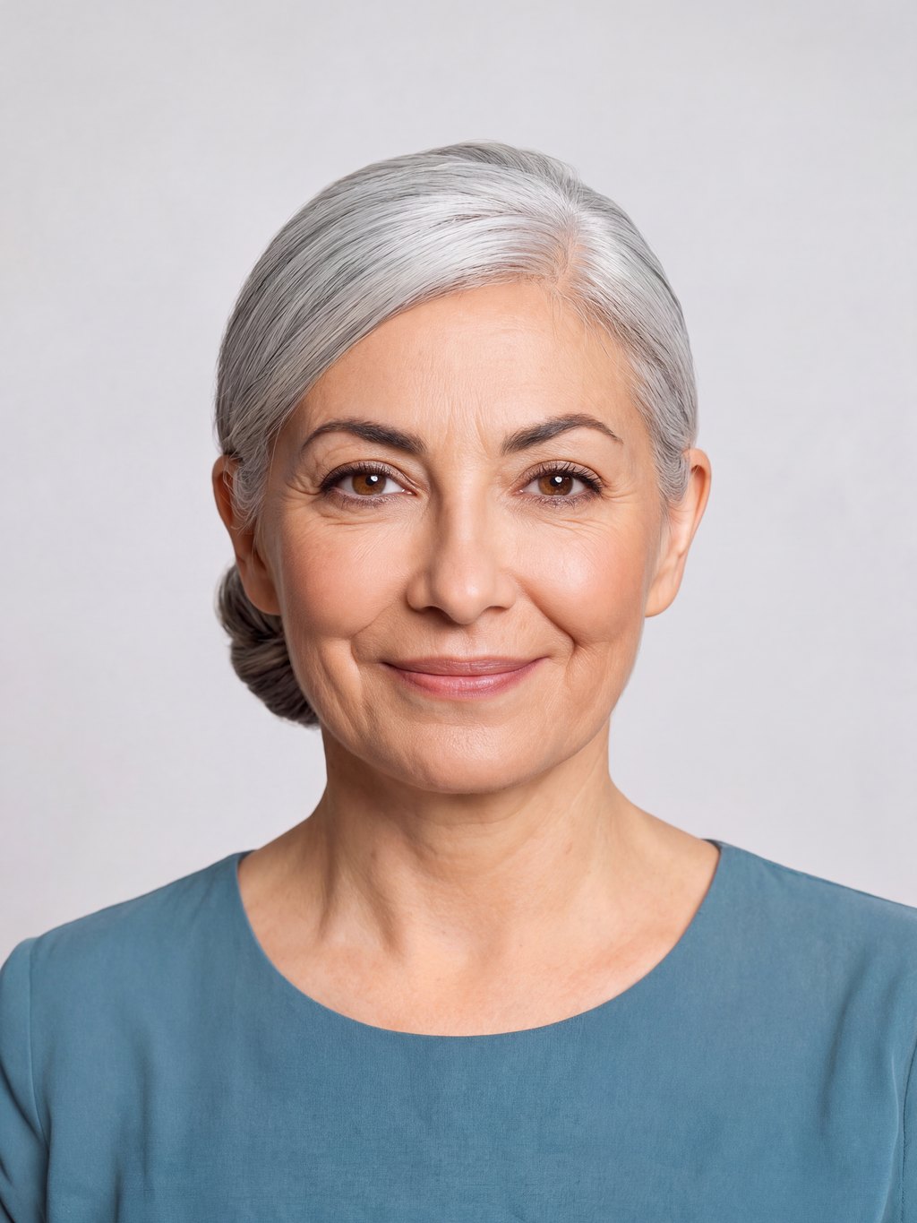 Retrato nítido de frente y la misma foto después de una edición de peinado