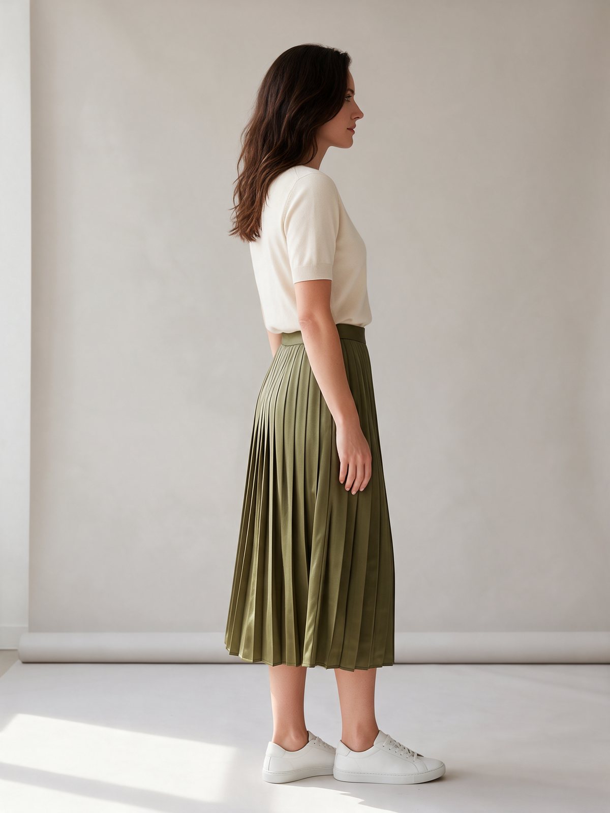 Variations angle: side view of the pleated skirt and knit top